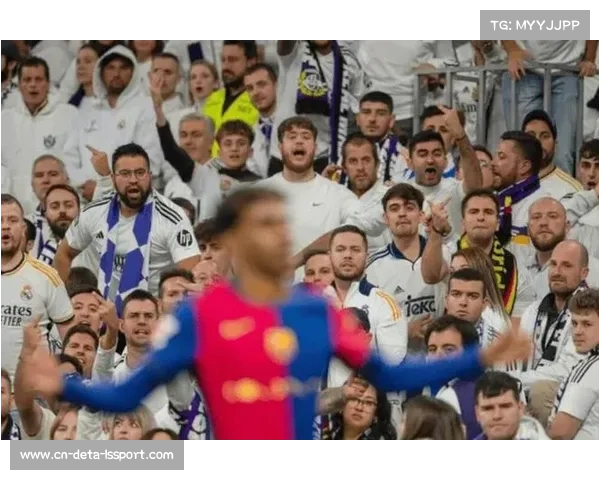 马德里德比现场，球迷展示巨型TIFO致敬俱乐部传奇人物