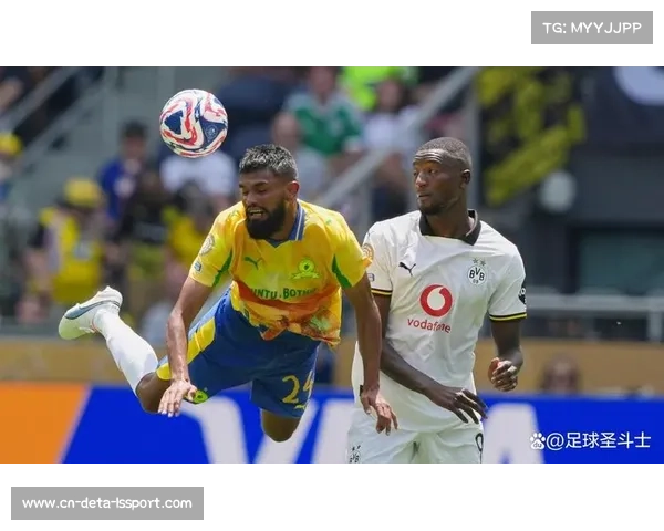 终场哨响,多特蒙德球员相拥庆祝绝杀沃尔夫斯堡 终场哨响,多特蒙德球员相拥庆祝绝杀沃尔夫斯堡